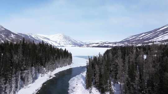 航拍新疆冬季喀纳斯神仙湾晨雾雪山森林雪景