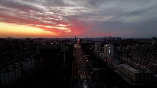 城市街道上空绚丽多彩的日落景象