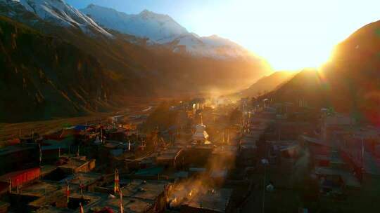 尼泊尔雪山下村庄建筑航拍