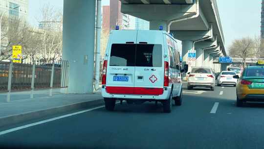 城市道路上行驶的救护车