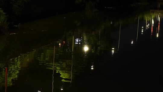 夜晚路边河边水面路灯倒影