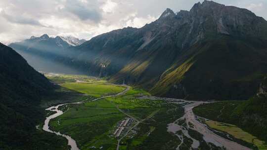 西藏林芝山谷光线