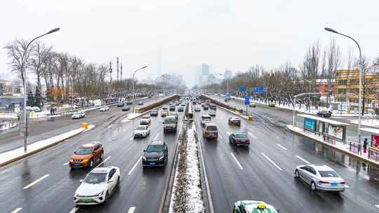 北京冬季白天下雪天三环路车流延时视频素材模板下载