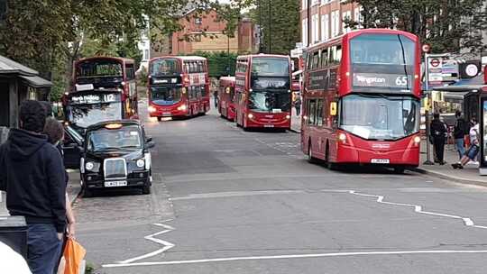 英国道路和公共汽车的视频