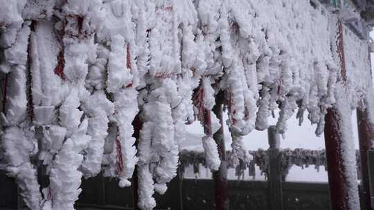 寒冷冬天冰雪凝固的祈福牌