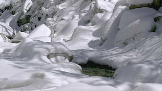 春天被雪覆盖的河流河水