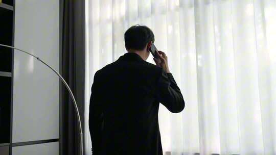 商务男人窗边烦恼焦虑