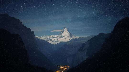 夜晚的高原雪山 山脚下的城镇灯火通明