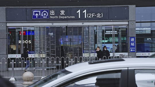 2023年春运下雪的上海虹桥火车站视频素材模板下载