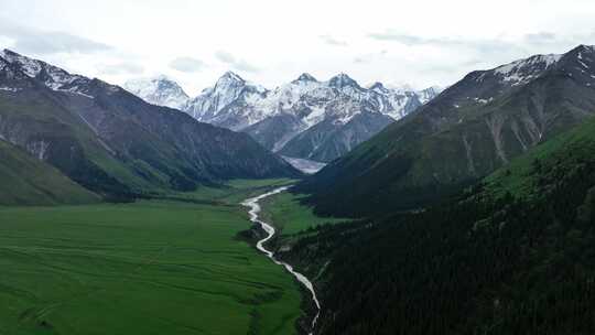 夏塔景区木札特峰昭苏伊犁雪山林场