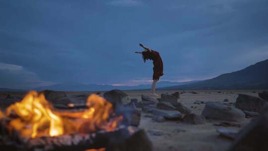 篝火旁的女人放松惬意享受时光视频素材模板下载