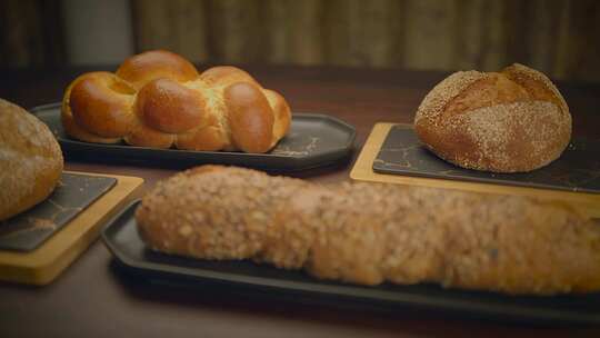 面包、面包板、木托盘、法棍面包