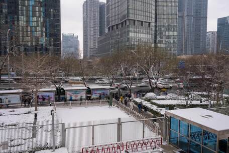 北京国贸CBD雪景人流与车流