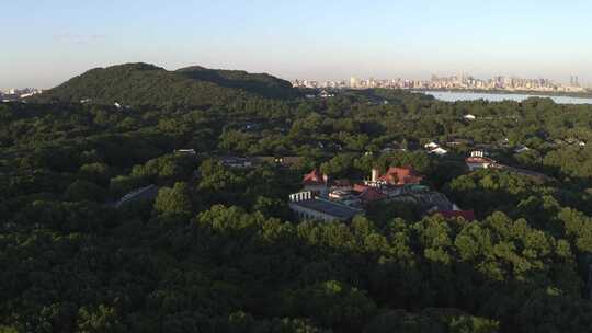 航拍杭州西湖全景与夏季晴天的城市天际线