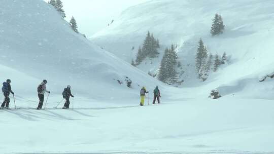 一群孩子在导游的指导下滑雪旅行。在山里滑雪旅行