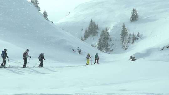 一群孩子在导游的指导下滑雪旅行。在山里滑雪旅行视频素材模板下载
