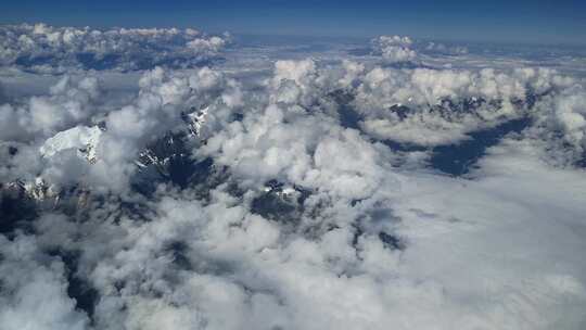 南美洲云层上安第斯山顶峰雪山鸟瞰图