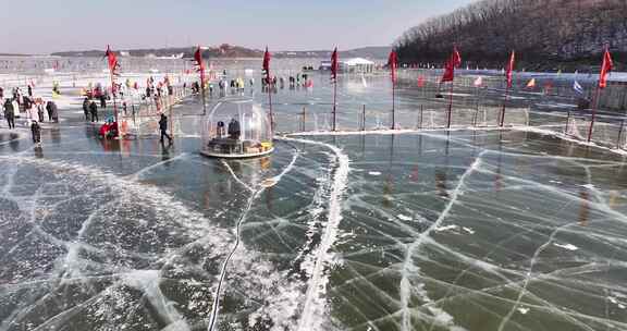 雪天户外场景下三人互动的影视片段