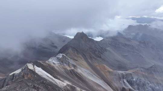 航拍四川岷山山脉四根香雪山风光