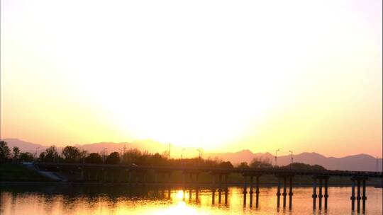 夕阳下山 河边夕阳延时摄影