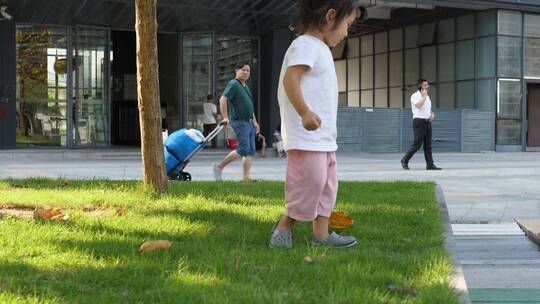 午后阳光草地公园女孩儿童背影升格