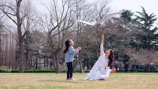 春天妈妈陪孩子在公园放风筝