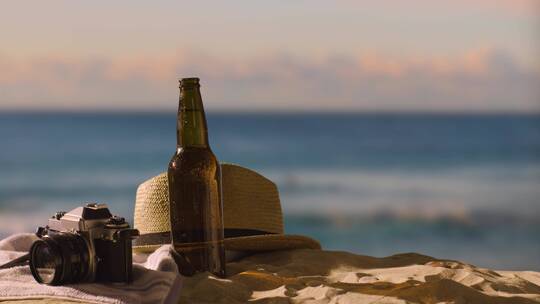 海滩上的啤酒瓶相机特写镜头