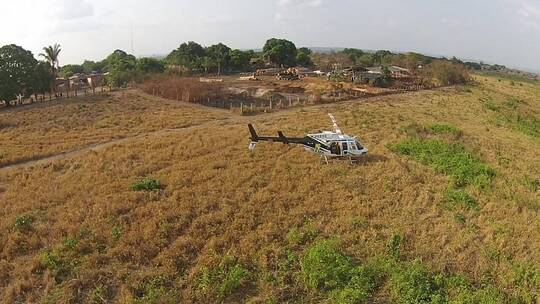 航拍直升机落在草地上