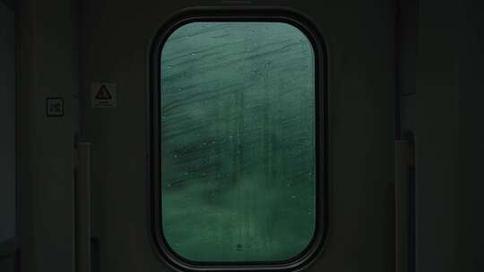 下雨天的高铁车窗 雨中行驶的火车