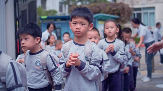 幼儿园的老师和孩子们玩耍学习