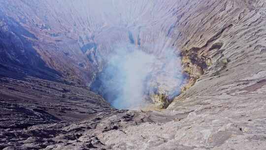 火山口活火山硫磺燃烧冒烟