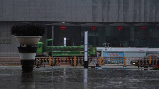 城市街头的阴雨天