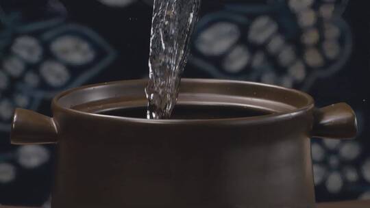 倒水砂锅视频美食制作水倒入瓦缸