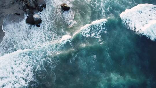 巨浪冲向海岸航拍