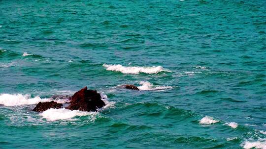 海景海面上风浪拍打礁石