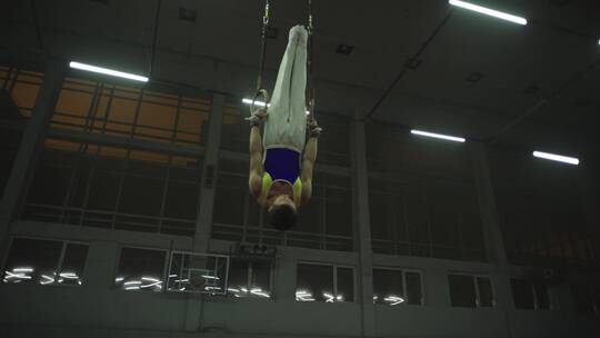 吊环训练的运动员视频素材模板下载