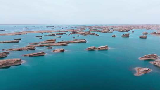 航拍青海水上雅丹