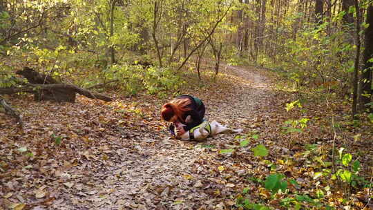 可爱的女孩在秋天的森林里玩宠物美国斯塔福德郡梗
