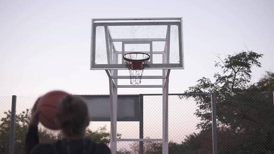 女子篮球打篮球的学生升格运动街头篮球场