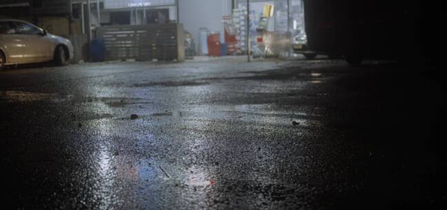 雨后的杂货店前的男人