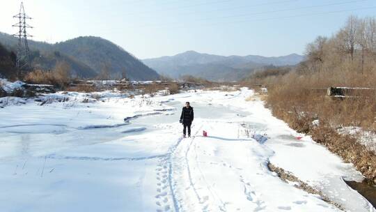 航拍东北冬天雪地行走，滑冰