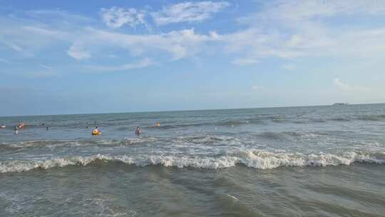 蓝天白云下广西北海大海沙海岸线风景风光