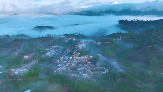 云雾下的茶山村庄