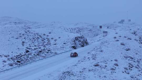 雪地公路行驶的红色越野车