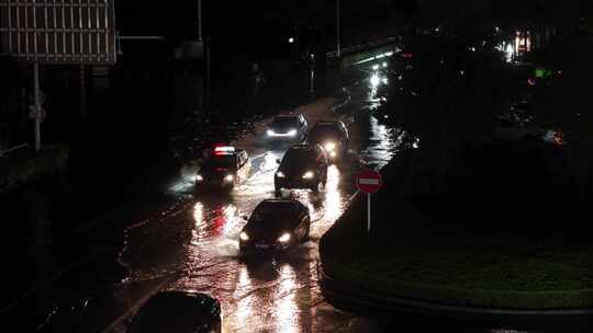 城市暴雨后道路积水夜间行车1