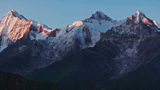 绝美的日照金山