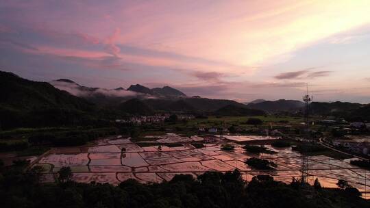 夕阳彩霞下的山区乡村1