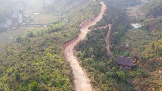 湖南衡阳鸡公岩山路上飞驰的汽车