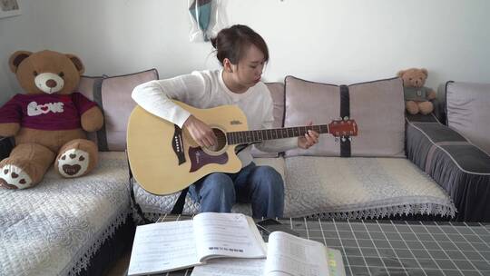 4K美女居家沙发学习弹吉他手部特写乐器2