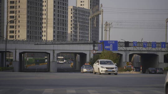 动车从城市驶过视频素材模板下载